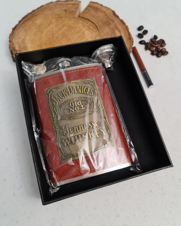 بطری جیبی چرم پلاکدار